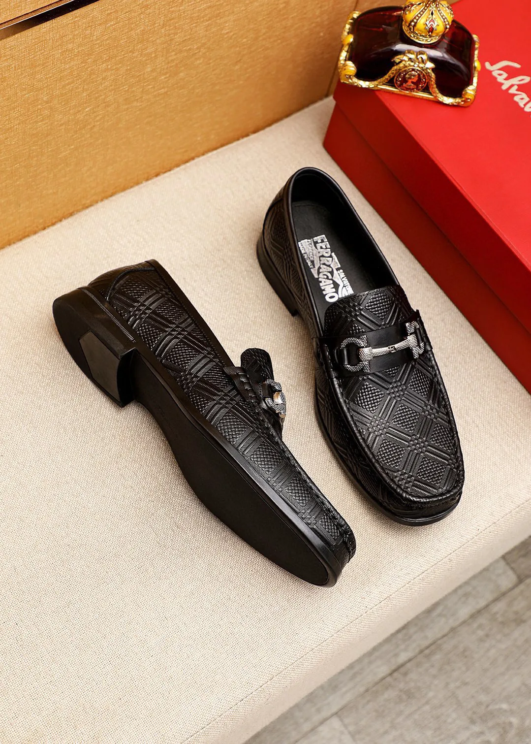 Men's shoes 💰460 💐 Product trademark: Ferragamo "Ferragamo" casual leather shoes Regular size: 38-44 (45.46🉑️customized) Product materials: Selected imported first-layer calfskin embossed upper + luxury hardware buckle, imported water-dyed cow leather lining. Strong three-dimensional visual effect, original rubber outsole Color: 1⃣️color optional